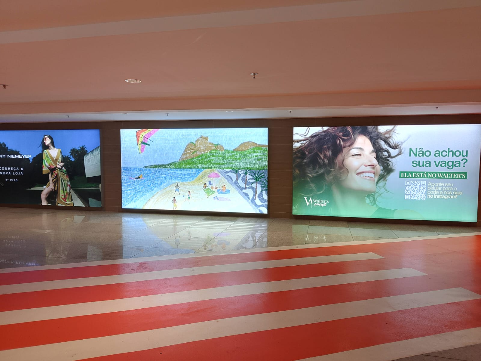 Painéis de LED em corredor de shopping